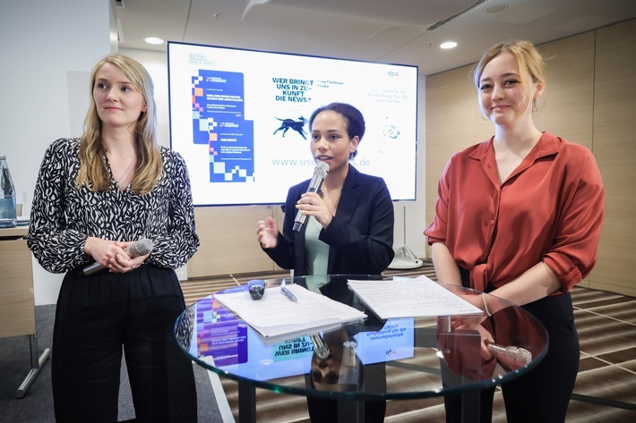 74. Gesellschafterversammlung der dpa Deutsche Presse-Agentur GmbH in Hamburg: Vanessa Bitter, Joyce Noll und Anna Ross stellen die Aktivitäten des Projektes #UseTheNews vor. Dabei steht die Förderung der Nachrichtenkompetenz junger Menschen im Mittelpunkt. / Weiterer Text über ots und www.presseportal.de/nr/8218 / Die Verwendung dieses Bildes für redaktionelle Zwecke ist unter Beachtung aller mitgeteilten Nutzungsbedingungen zulässig und dann auch honorarfrei. Veröffentlichung ausschließlich mit Bildrechte-Hinweis.