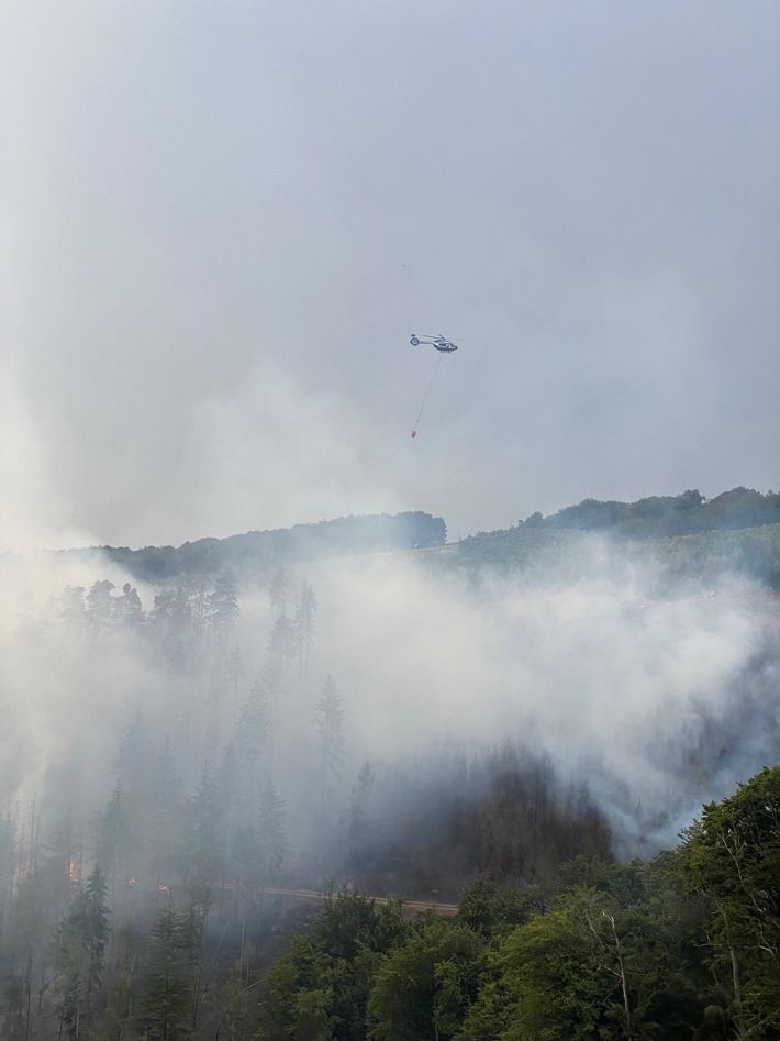FW-MK: Waldbrand am Hegenscheid - Feuerwehren weiterhin im Großeinsatz