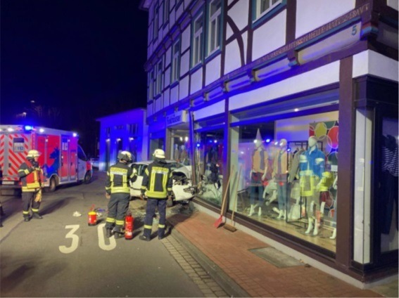 POL-HF: Verkehrsunfall mit Personenschaden - Junge Fahrerin verliert Kontrolle über Fahrzeug