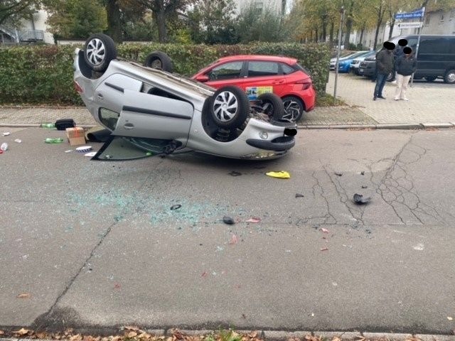 POL-PDLU: Speyer - Unfall mit verletzter Person, PKW bleibt auf Dach liegen