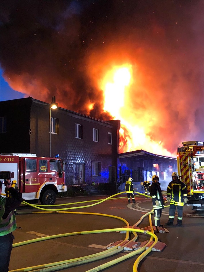 FW-GE: Brand des ehemaligen Güterbahnhofes am Hauptbahnhof Gelsenkirchen