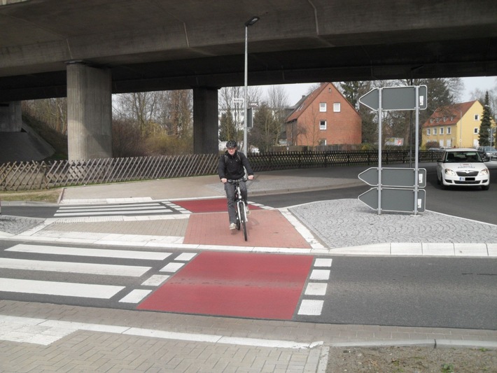 POL-NI: Kreisverkehr - Verkehrssicherheit für Radfahrer in Serie