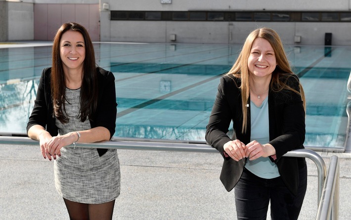 Nicole Gargitter (links) und Clara Kronberger leiten die Bäder der Stadtwerke München. / Weiterer Text über ots und www.presseportal.de/nr/130113 / Die Verwendung dieses Bildes ist für redaktionelle Zwecke unter Beachtung ggf. genannter Nutzungsbedingungen honorarfrei. Veröffentlichung bitte mit Bildrechte-Hinweis.