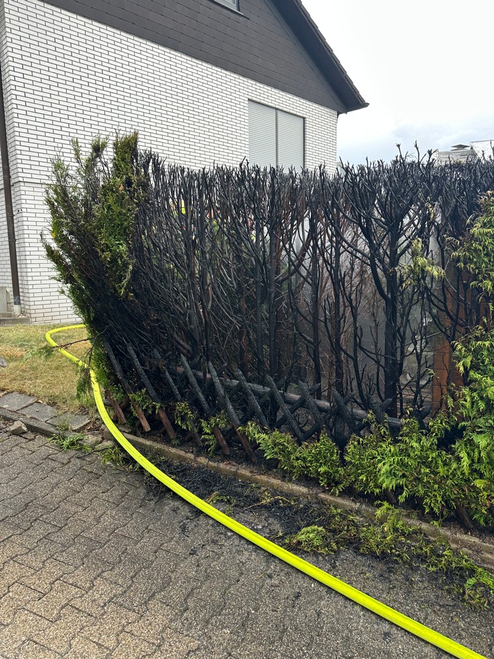 FW-EN: Brand einer Hecke löst Feuerwehreinsatz aus
