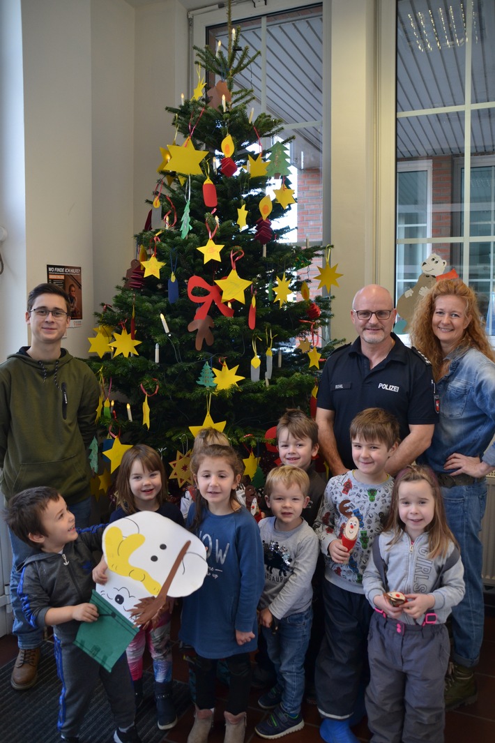 POL-AUR: Aurich - Kinder schmücken Weihnachtsbaum der Polizei