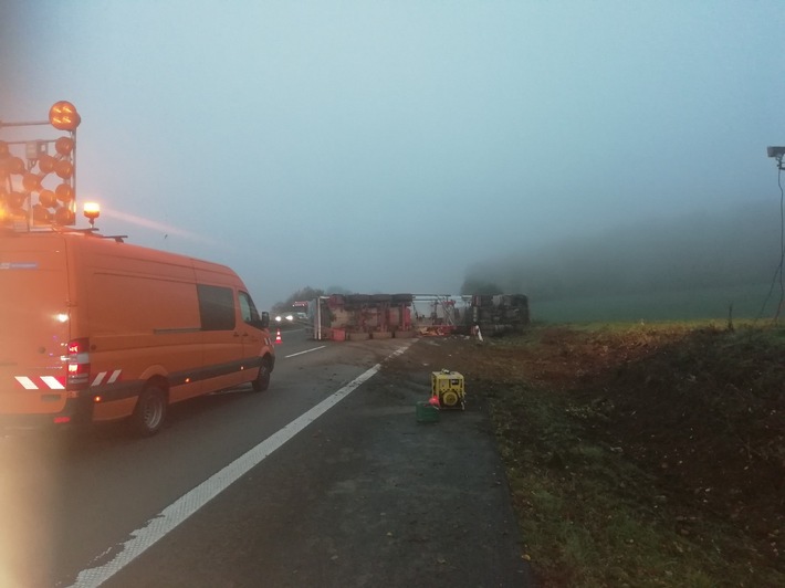 POL-GÖ: (489/2022) Update zum Unfall auf der A 7 bei Hann. Münden - Bergungs- und Fahrbahnreinigungsarbeiten abgeschlossen, Vollsperrung in Richtung Hannover soeben aufgehoben