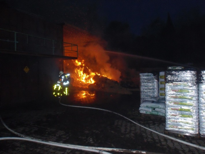 FW-BOT: Brand einer Lagerhalle in voller Ausdehnung