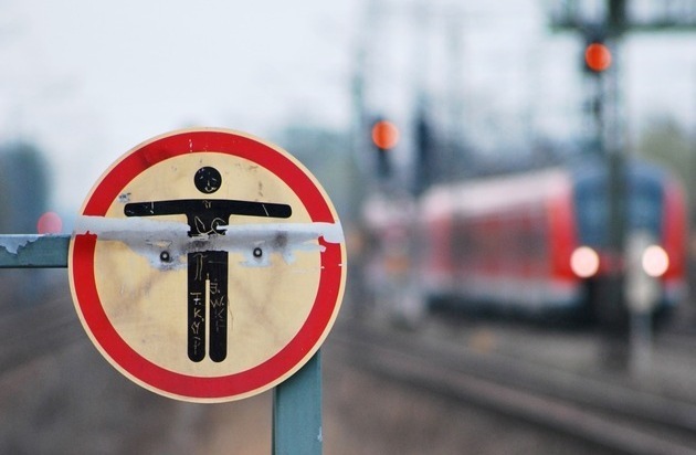 BPOL-KS: Frau läuft auf Gleisen - Züge müssen stoppen