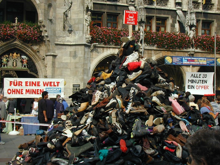 Schuhpyramide als Mahnmal für Landminenopfer - Tausende demonstrieren in München