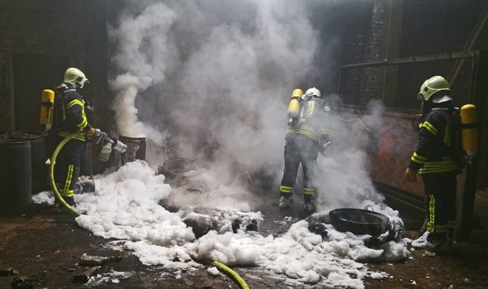 FW-GE: Brand in einer leerstehenden Lagerhalle in Buer