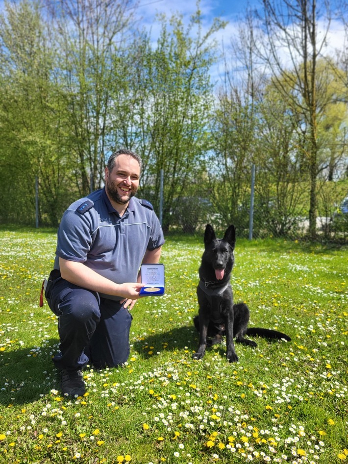 HZA-LA: Erfolgreiches Zollteam Rauschgiftspürhund Cati erhält goldene Medaille