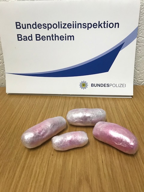 BPOL-BadBentheim: Widersprüchliche Angaben werden Drogenkurier zum Verhängnis
- Heroin in der Unterhose