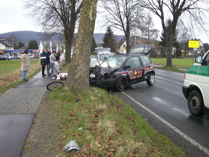 POL-HOL: Landesstraße 584 - Bevern - Allersheim: Gegen Baum geprallt - schwer verletzt