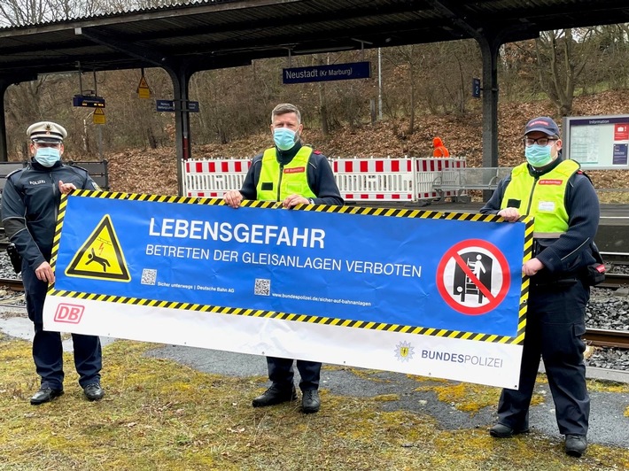 BPOL-KS: Ein Banner warnt vor lebensgefährlichen Gleisüberschreitungen