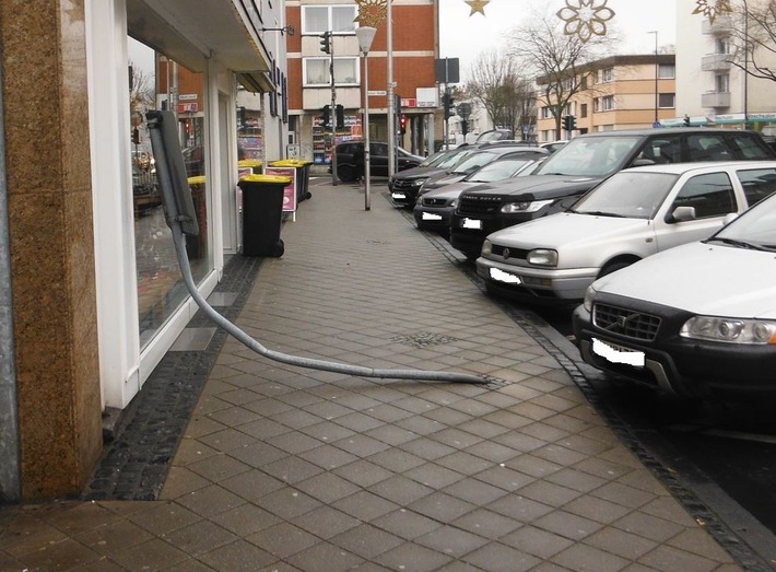 POL-DN: Gas und Bremse verwechselt