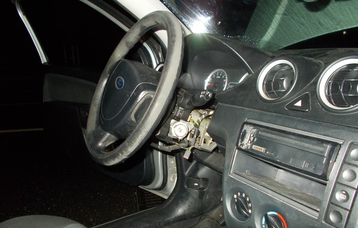 POL-NE: Unbekannte beschädigen silbernen Ford Fiesta - Polizei sucht Zeugen