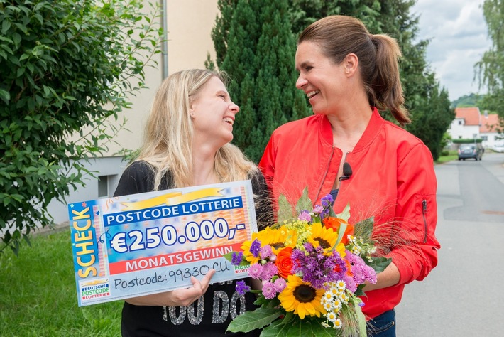 Katarina Witt feiert mit Postcode-Gewinnern aus Gräfenroda