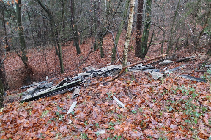 POL-PDNW: Illegal Asbestfaserplatten im Wald entsorgt