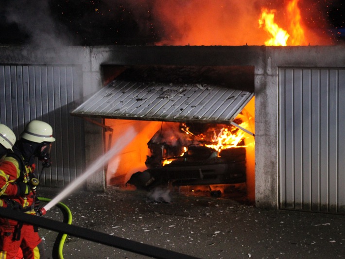 POL-MI: Fahrzeuge fangen Feuer