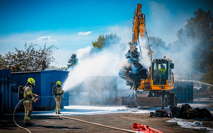 FW Gronau: Abschlussmeldung - Großbrand im Industriegebiet am Alten Postweg
