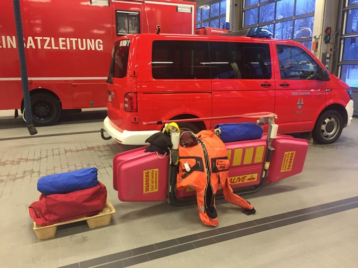 FW Celle: Auf den Ernstfall vorbereitet - Eisretter der Feuerwehr Celle einsatzbereit!