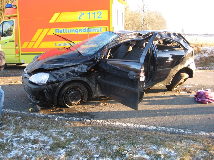 POL-HOL: Landesstraße 549: - Silberborn - Neuhaus: Bei Glatteis überschlagen - 24jährige Frau verletzt / Fahrzeug Totalschaden -