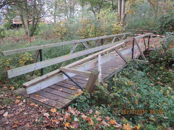 POL-WOB: Holzbrücke über Sandteich beschädigt - Polizei sucht Zeugen