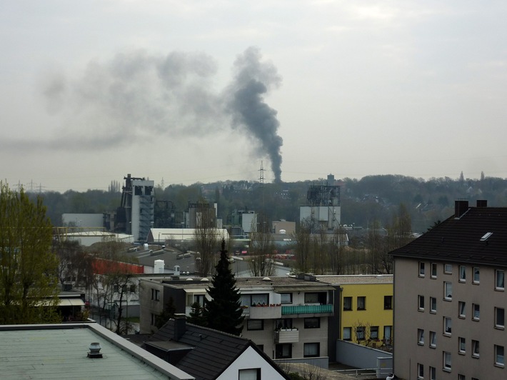 FW-E: Feuer in einer 1200 m² ehemaligen Autoschrauberwerkstatt