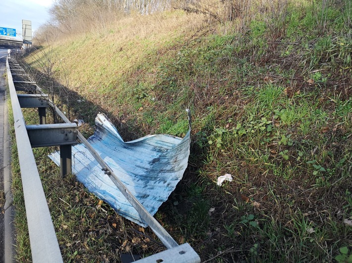 POL-DEL: Autobahnpolizei Ahlhorn: Verlorene Wellblechplatte auf der Autobahn 28 zieht Großeinsatz nach sich