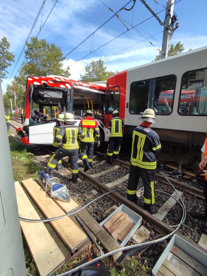 FW-BN: Schwerer Unfall zwischen Stadtbahn und Linienbus