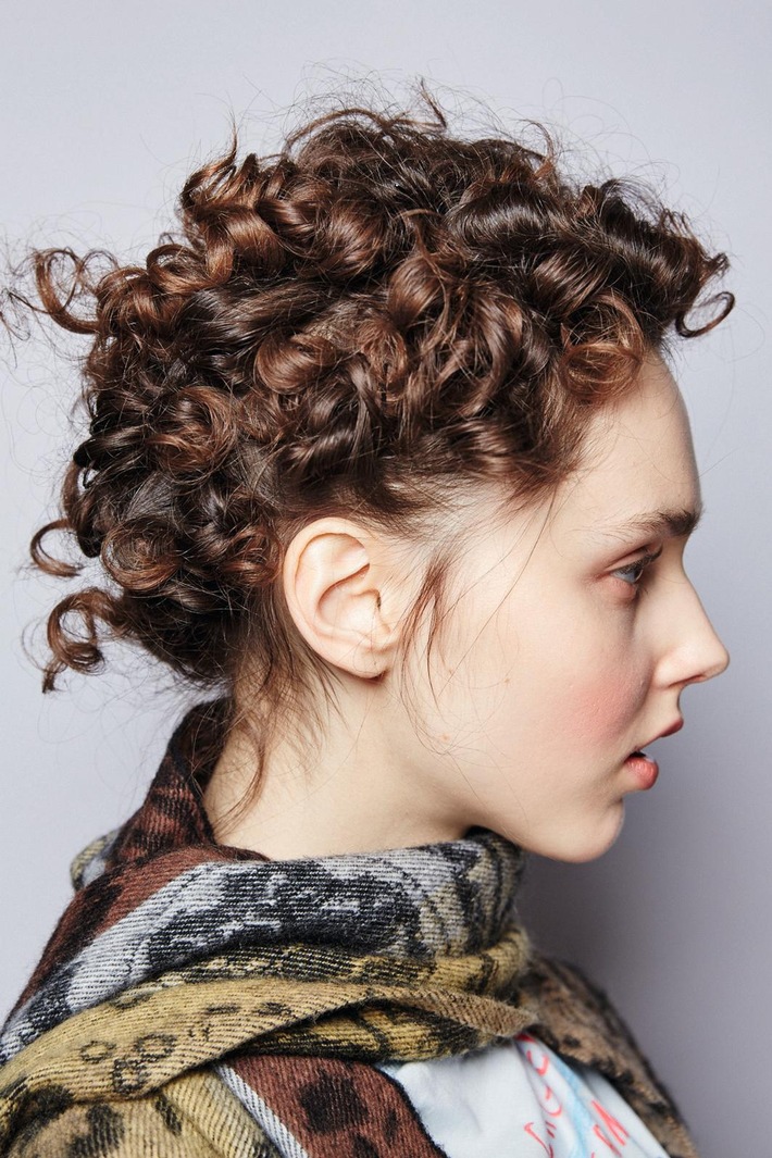 Engelslocken und simple Schönheit / Neueste Haartrends von den Fashion Weeks Herbst/Winter 2016