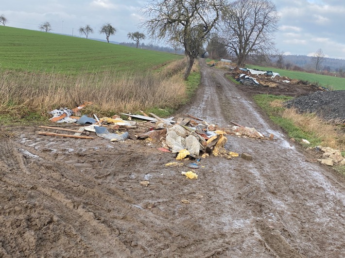 POL-HM: Wilde Müllablagerung in der Gemarkung Grupenhagen