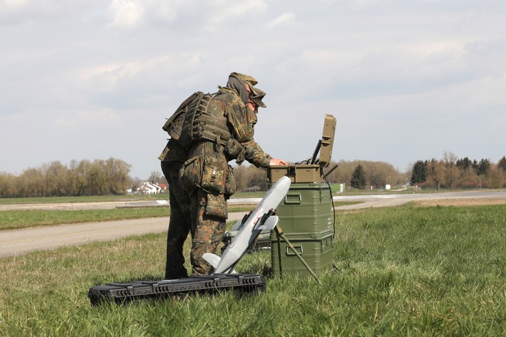 Zwei Soldaten erproben einen Demonstrator im Innovationslabor der Bundeswehr in Erding.jpg
