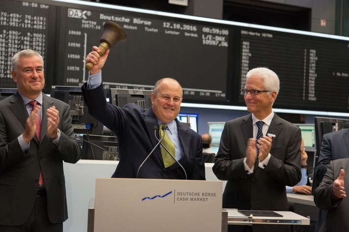 Fresenius Medical Care feiert 20-jähriges Bestehen - CEO Rice Powell läutet Börsenhandel in der Frankfurter Wertpapierbörse ein