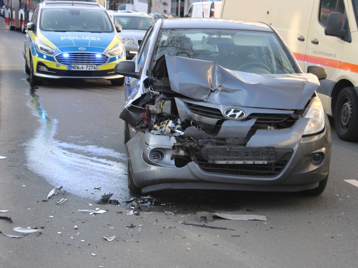 POL-HA: 43-jährige Fahrerin verursacht Auffahrunfall mit zwei leichtverletzten Personen