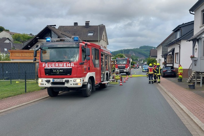 FW Finnentrop: Brand eines Holzschuppens in Finnentrop-Heggen