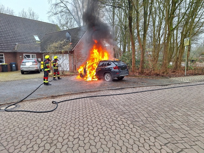 FW-ROW: PKW-Brand gegenüber Polizeistation in Sottrum