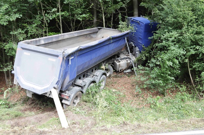 POL-HX: LKW fährt in Straßengraben - Verdacht von Alkoholeinfluss