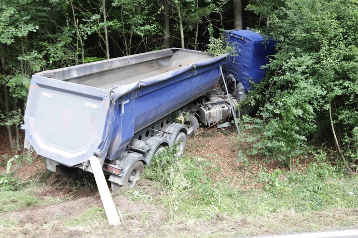 POL-HX: LKW fährt in Straßengraben - Verdacht von Alkoholeinfluss