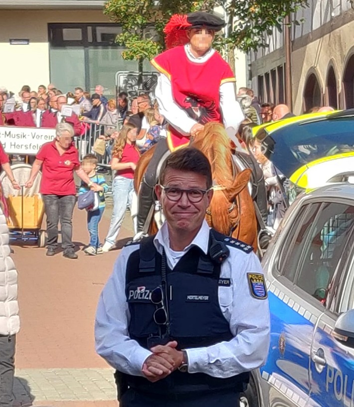 POL-OH: Nach 25 Jahren "Lollsumzug" ist für Ersten Polizeihauptkommissar Horst Mertelmeyer Schluss
