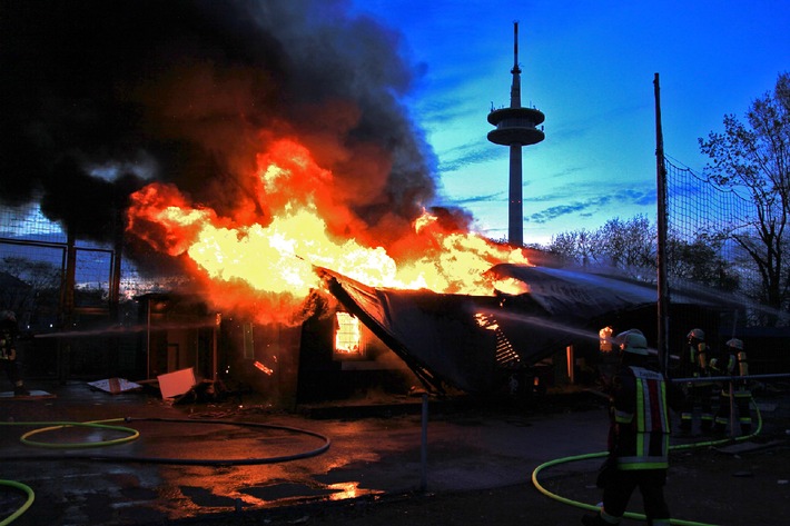 FW-E: Feuer auf Sportanlage Planckstraße, Holzbaracke brennt nieder