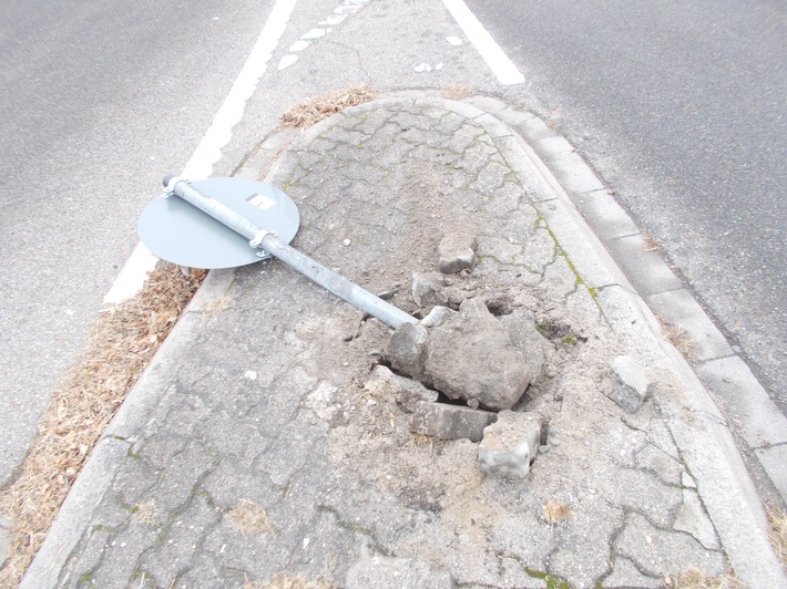 POL-PDLD: Verkehrsunfallflucht