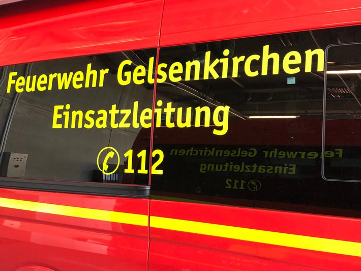 FW-GE: Zwei nächtliche Brandmeldungen in kurzer Folge / Feuerwehr Gelsenkirchen rettet acht Personen aus Mehrfamilienhaus, darunter ein schwerverletzter Anwohner