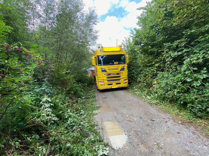 FW Ratingen: Folgemeldung zum Einsatz vom 01.09.21 - Aufwändiger Einsatz nach LKW-Unfall im Wald