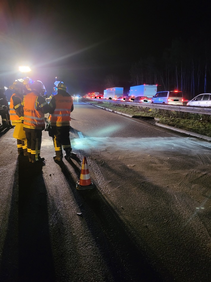 FW Hamminkeln: Auslaufende Betriebsmittel nach Verkehrsunfall mit Folgeunfall