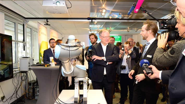 Künstliche Intelligenz in Niedersachsen - Ministerpräsident Stephan Weil besucht DFKI-Labor in Osnabrück