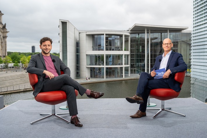 "Wir geben den Osten nicht auf" / Grünen Co-Chef fordert alle Grünen Bundestagsabgeordneten auf, Wahlkreisarbeit in den Osten zu verlegen