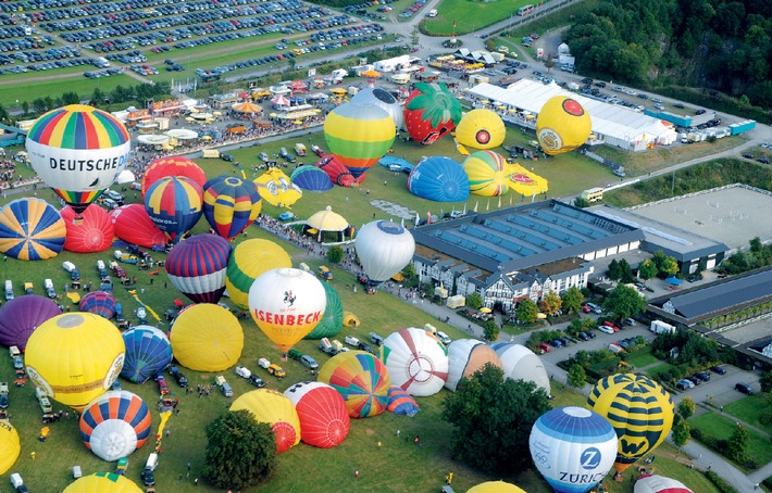 Ballonspektakel startet im Sauerland / Mit mehr als 200 Pilotenteams aus 13 Ländern und bis zu 200.000 Besuchern beginnt in der kommenden Woche die Warsteiner Internationale Montgolfiade (WIM) (mit Bild)