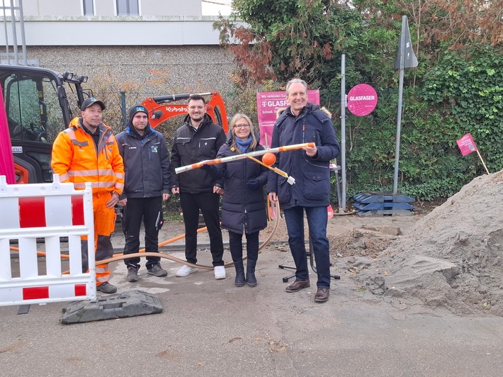 Bürgermeister Dr. Ralf Göck besucht Glasfaser-Baustelle der Telekom