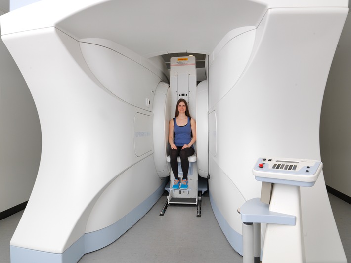 Upright-MRT als Alternative zur engen Röhre: Mehr Platz, weniger Angst / Vollkommen offener MRT erleichtert Klaustrophobie-Patienten die Untersuchung